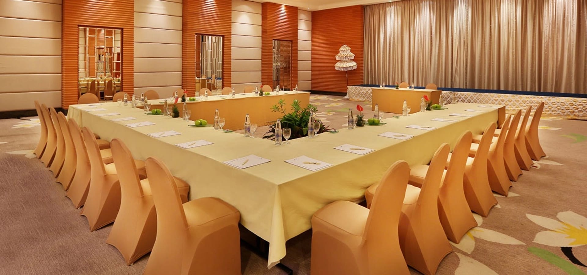 Professional halls for speakers, panels and training sessions.